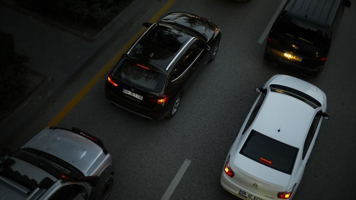 Carros em via urbana vistos de cima; imagem ilustrativa sobre o IPVA no DF