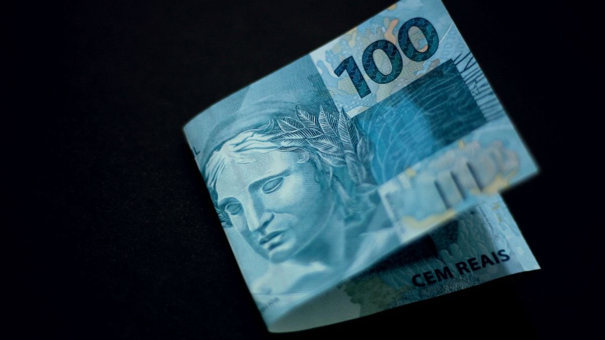 Nota de cem reais em destaque; imagem ilustrativa sobre a inflação e o IPCA