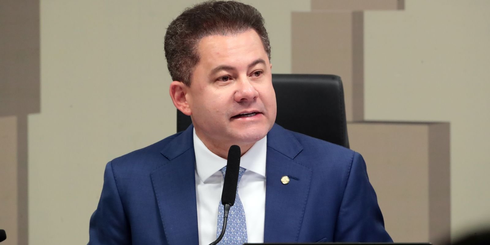 Deputado federal Cezinha de Madureira fala ao microfone durante sessão na Câmara dos Deputados