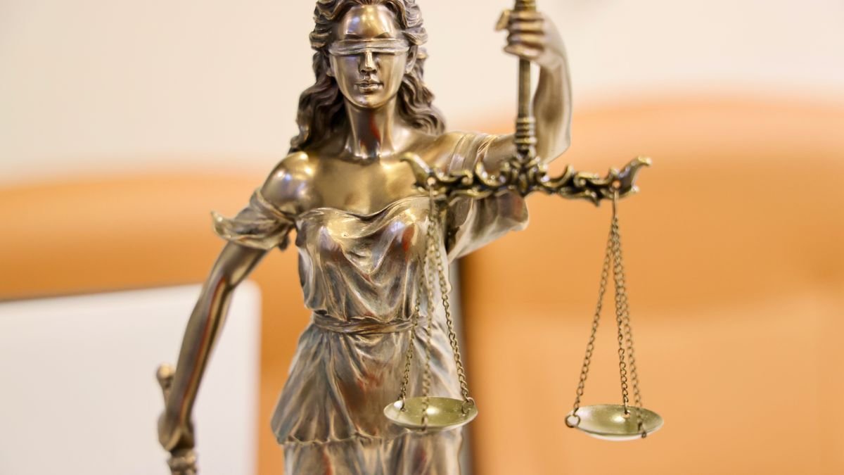 Estátua da Justiça com balança em close
