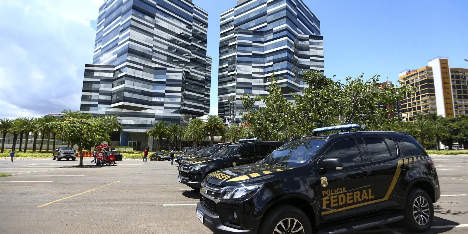 Viaturas da Polícia Federal estacionadas em frente à sede da corporação em Brasília