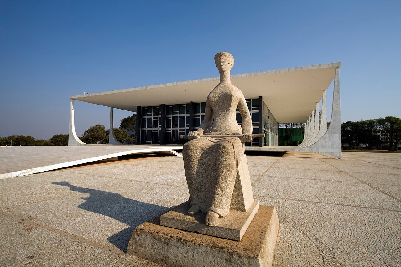 Estátua A Justiça diante do edifício-sede do Supremo Tribunal Federal, na Praça dos Três Poderes, em Brasília