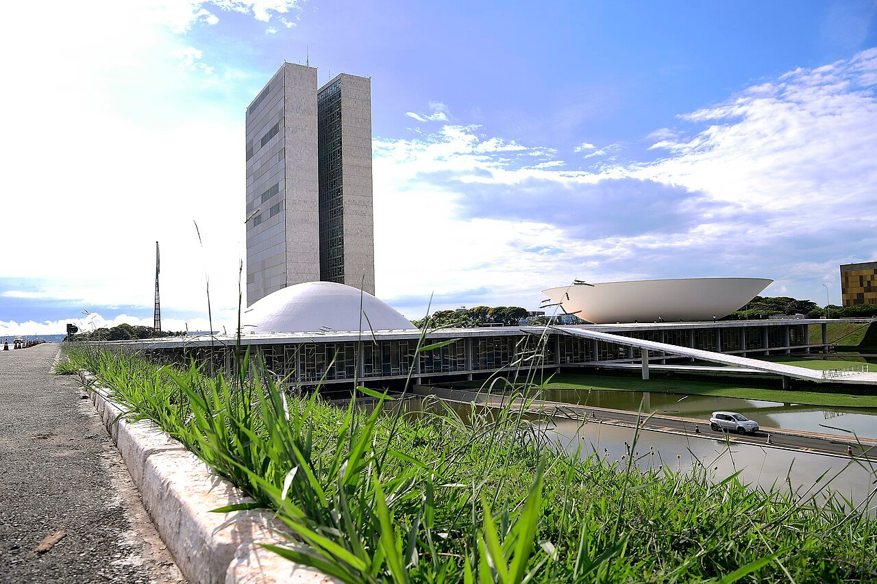 Fachada do Palácio do Congresso Nacional, em Brasília, com as cúpulas e as torres gêmeas