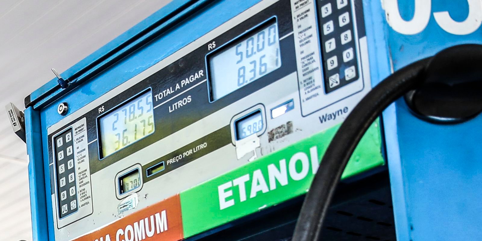 Bomba de posto exibe preço por litro de gasolina comum e etanol