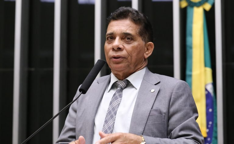 Deputado Roberto Monteiro Pai discursa na tribuna do plenário da Câmara dos Deputados