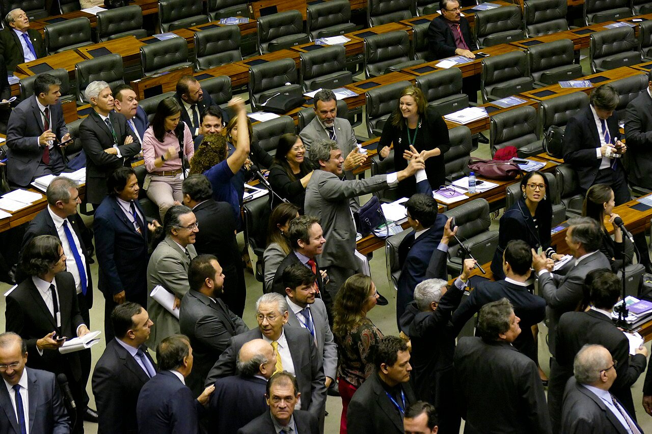 Deputados no plenário da Câmara dos Deputados durante sessão