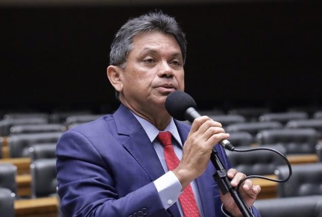 Deputado Márcio Jerry discursa ao microfone no plenário da Câmara dos Deputados