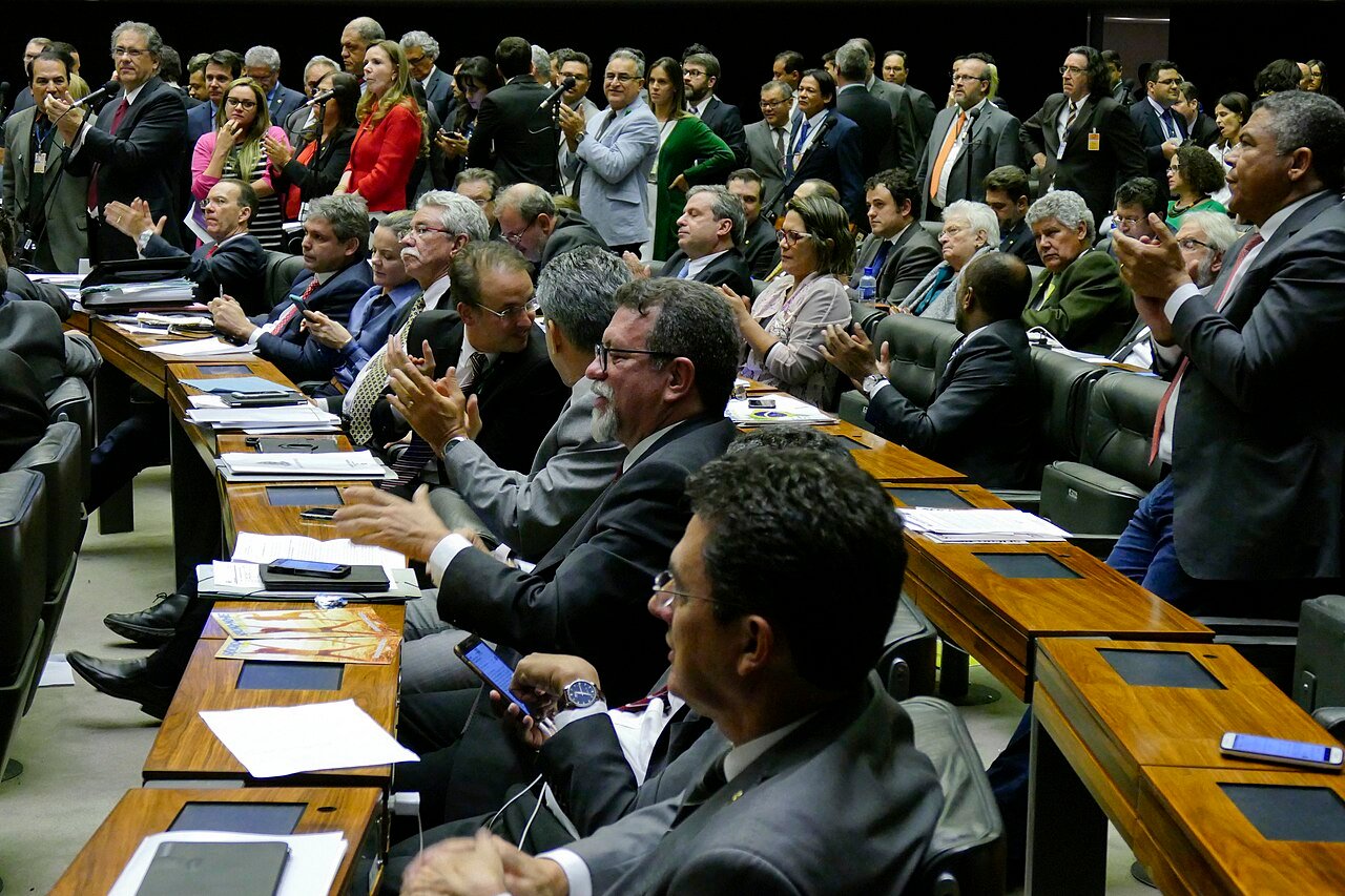 Parlamentares reunidos no plenário da Câmara dos Deputados