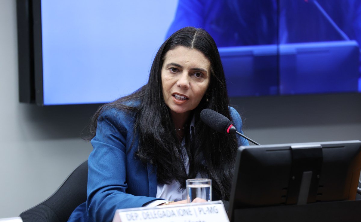 Deputada Delegada Ione (PL-MG), relatora do projeto, fala ao microfone durante reunião de comissão na Câmara dos Deputados