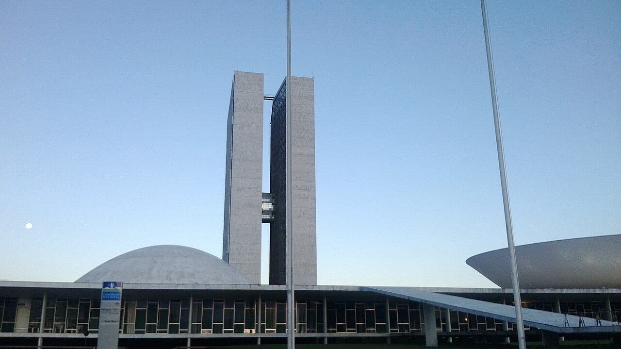 Fachada do Congresso Nacional, em Brasília, com as torres e as cúpulas ao entardecer