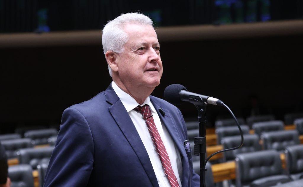 Deputado Rodrigo Rollemberg (PSB-DF), relator do projeto, fala ao microfone no plenário da Câmara dos Deputados
