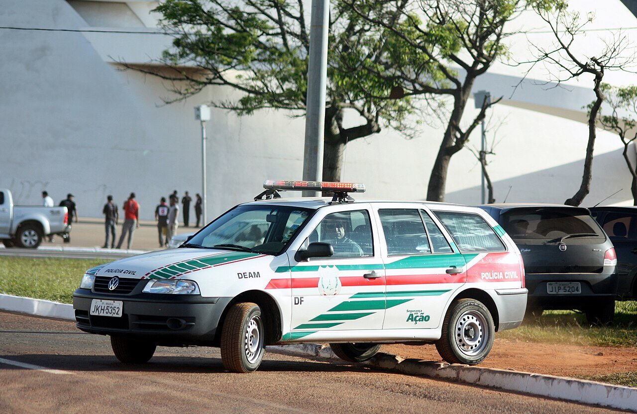 Viatura da Delegacia Especial de Atendimento à Mulher da Polícia Civil do Distrito Federal em via de Brasília