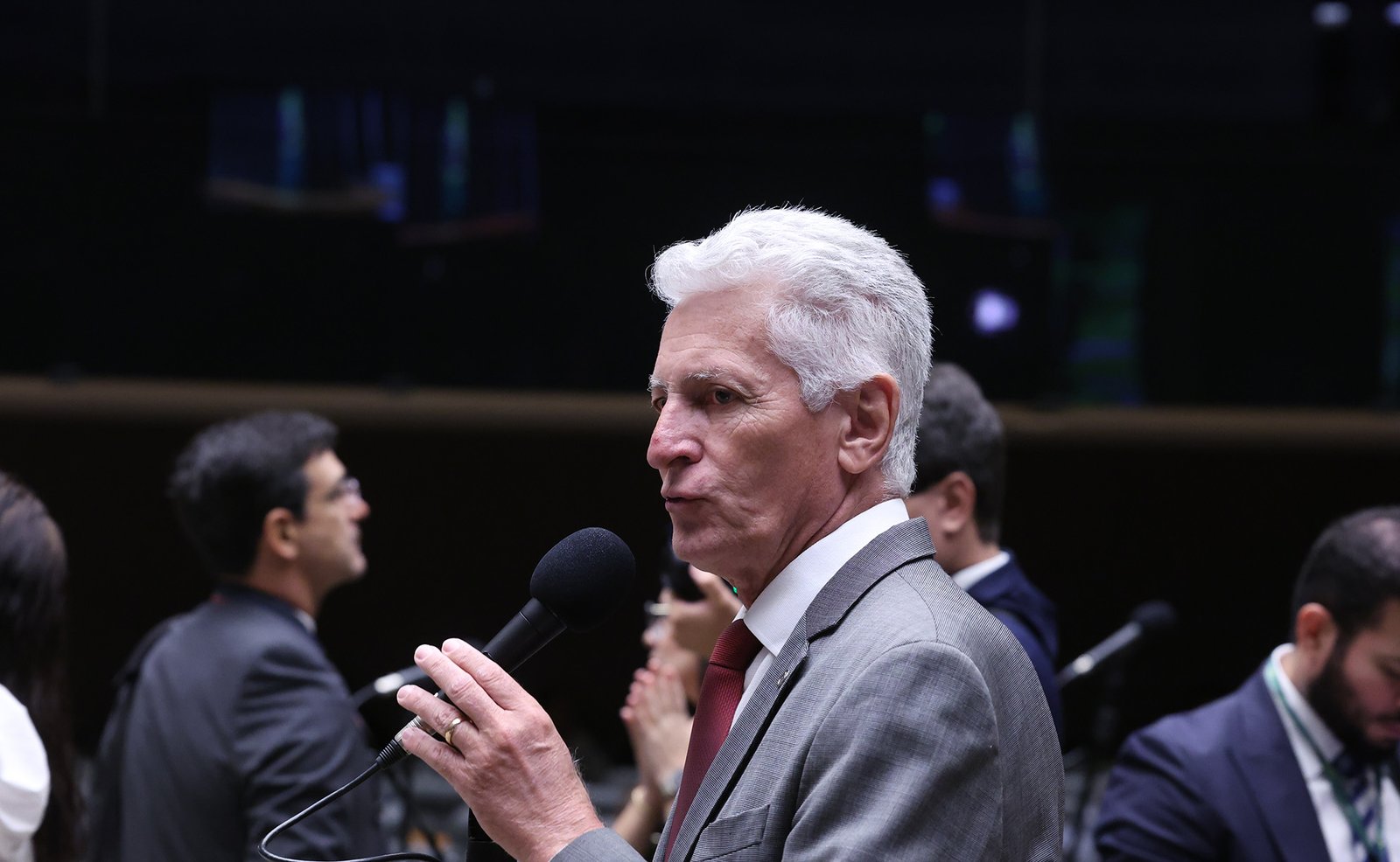 Deputado Rogério Correia (PT-MG), relator do projeto que cria as universidades federais de Ciência e Inovação, fala ao microfone durante sessão no plenário da Câmara dos Deputados