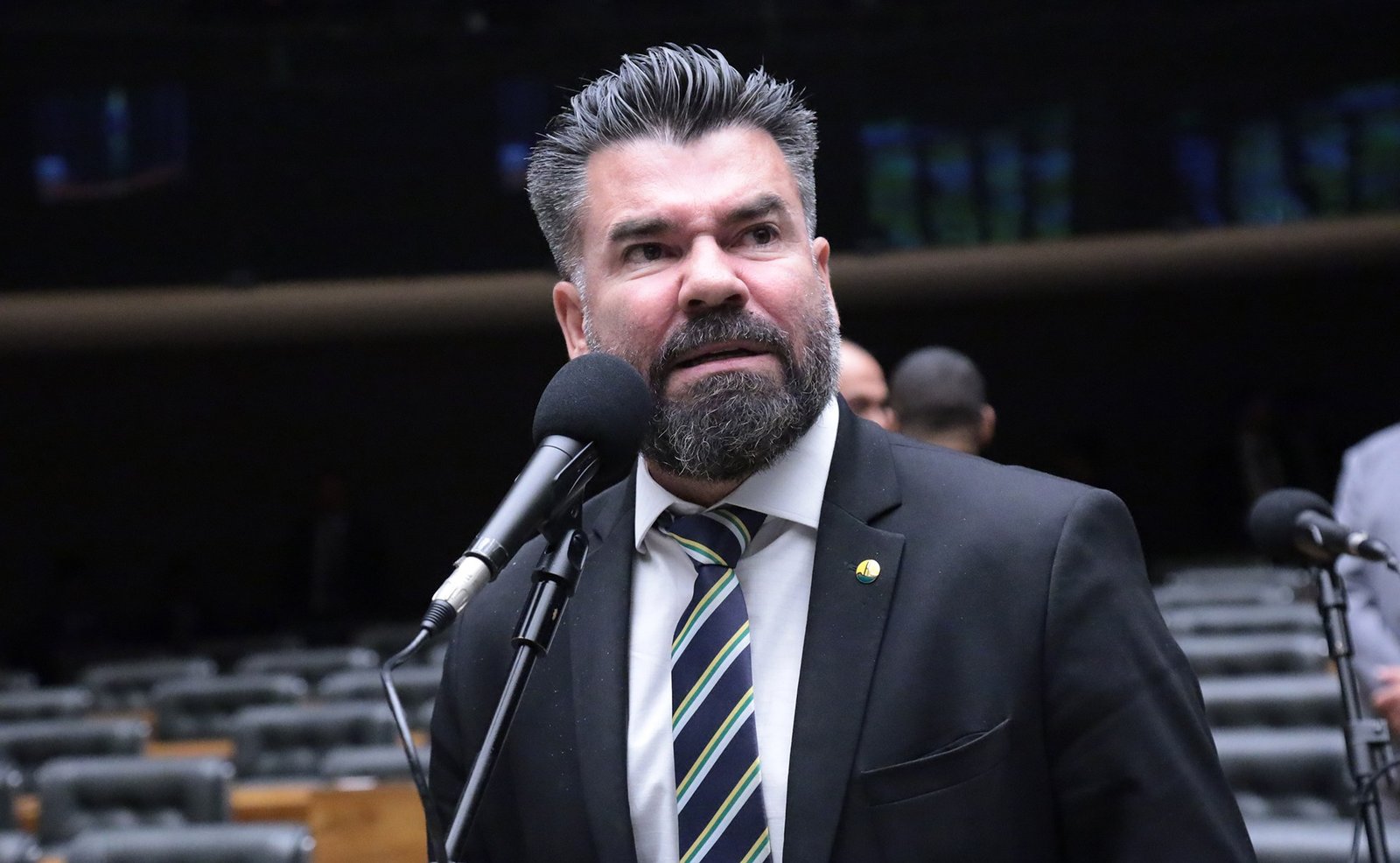 Deputado Delegado Caveira, relator do projeto, discursa ao microfone no plenário da Câmara dos Deputados