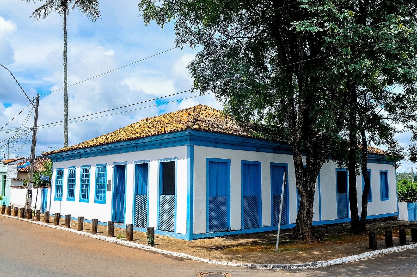 Casarão histórico de fachada branca e azul em rua de Planaltina, no Distrito Federal