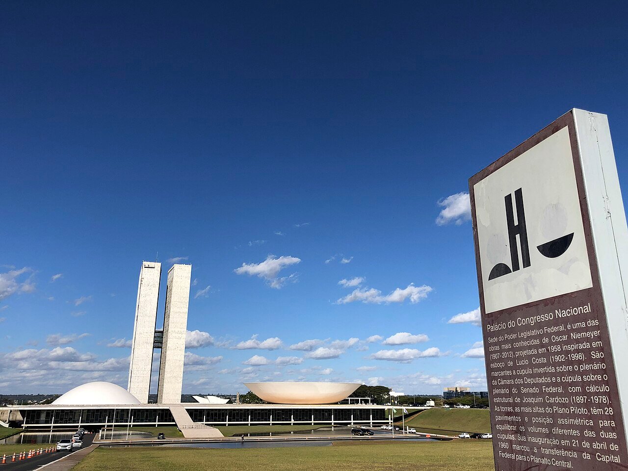 Fachada do Palácio do Congresso Nacional, em Brasília, com placa informativa em primeiro plano