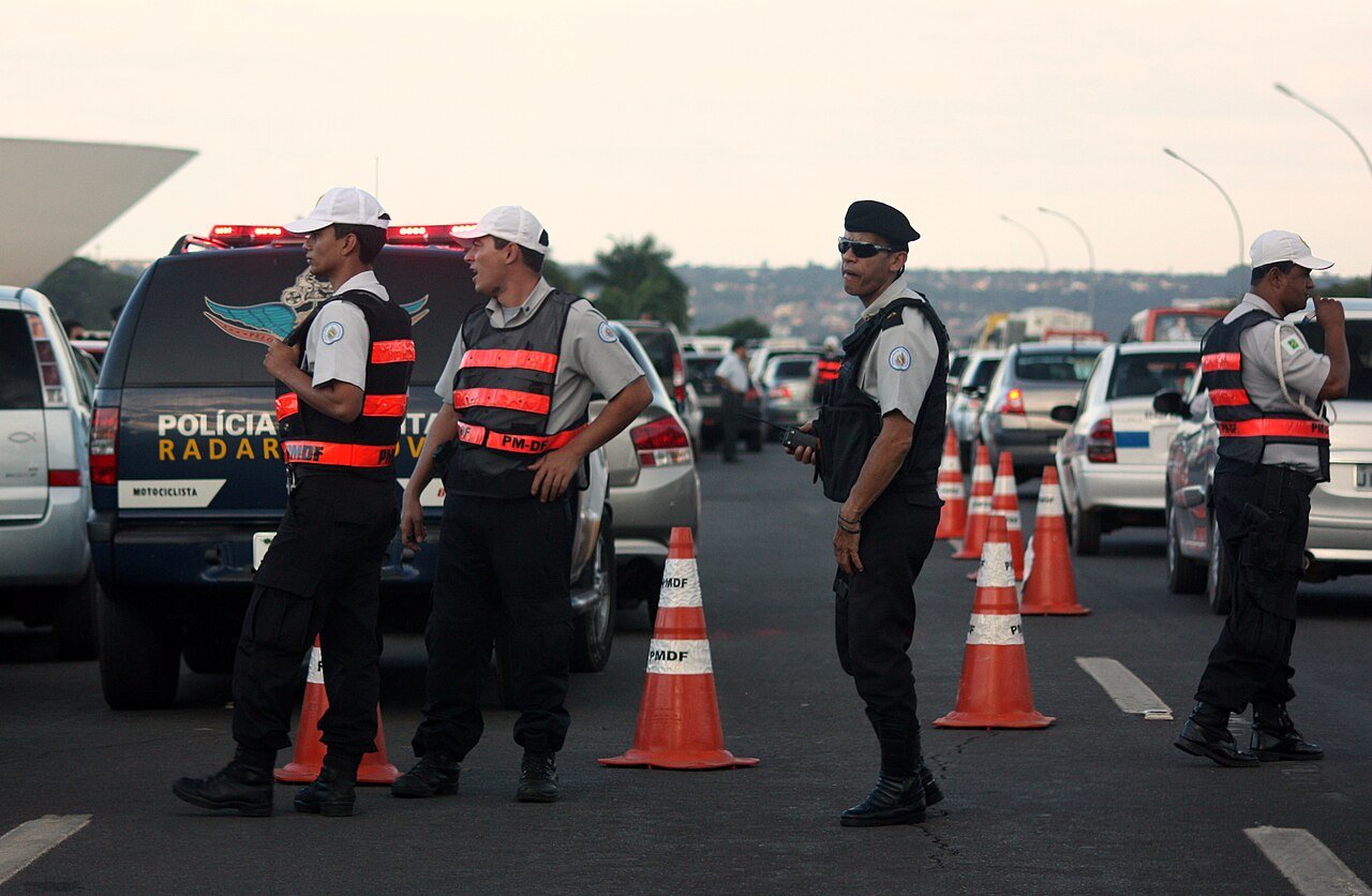 Policiais militares do Distrito Federal em operação de trânsito com viatura da PMDF em via de Brasília