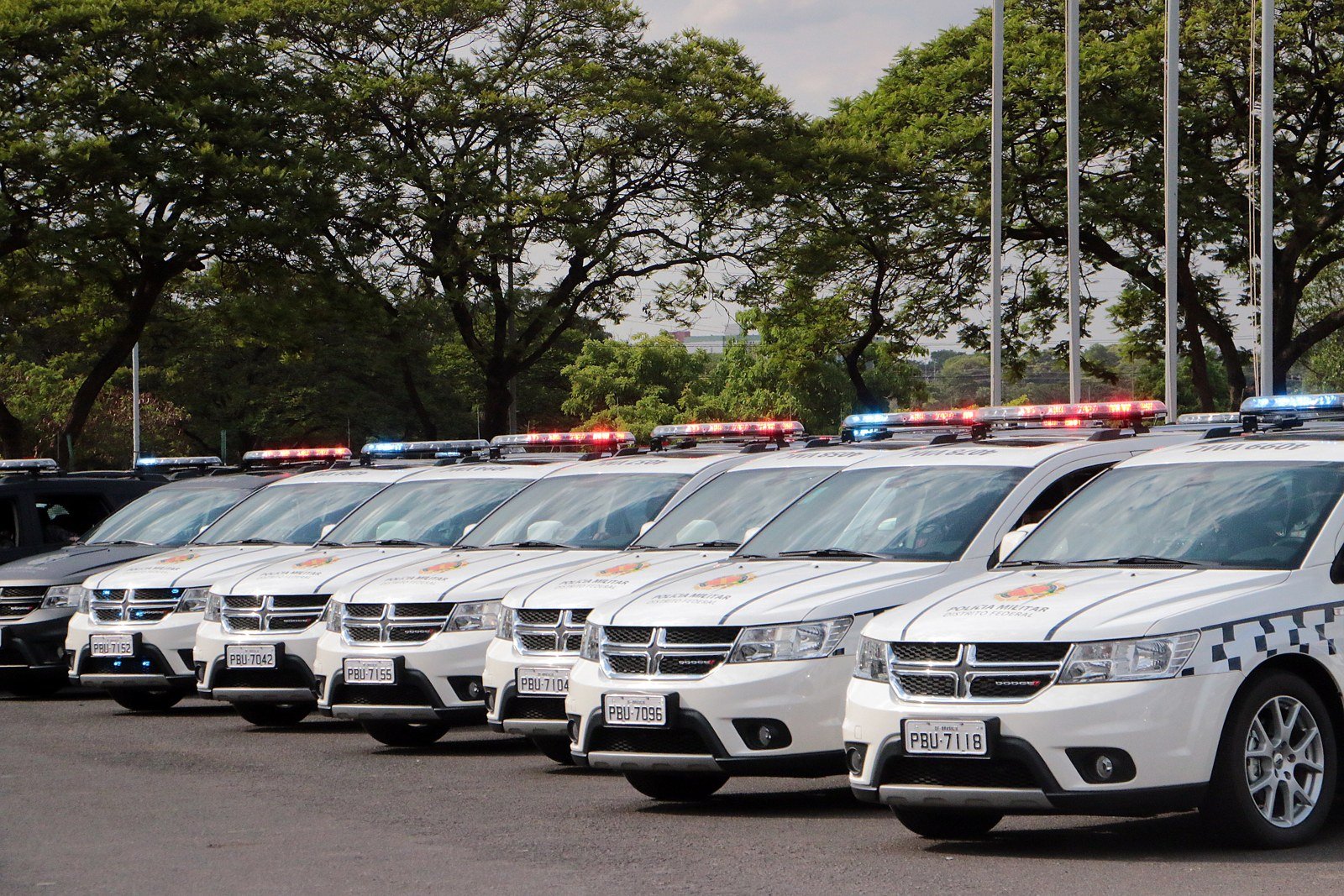 Fila de viaturas caracterizadas da PMDF, de arquivo, estacionadas em solenidade de entrega de veículos