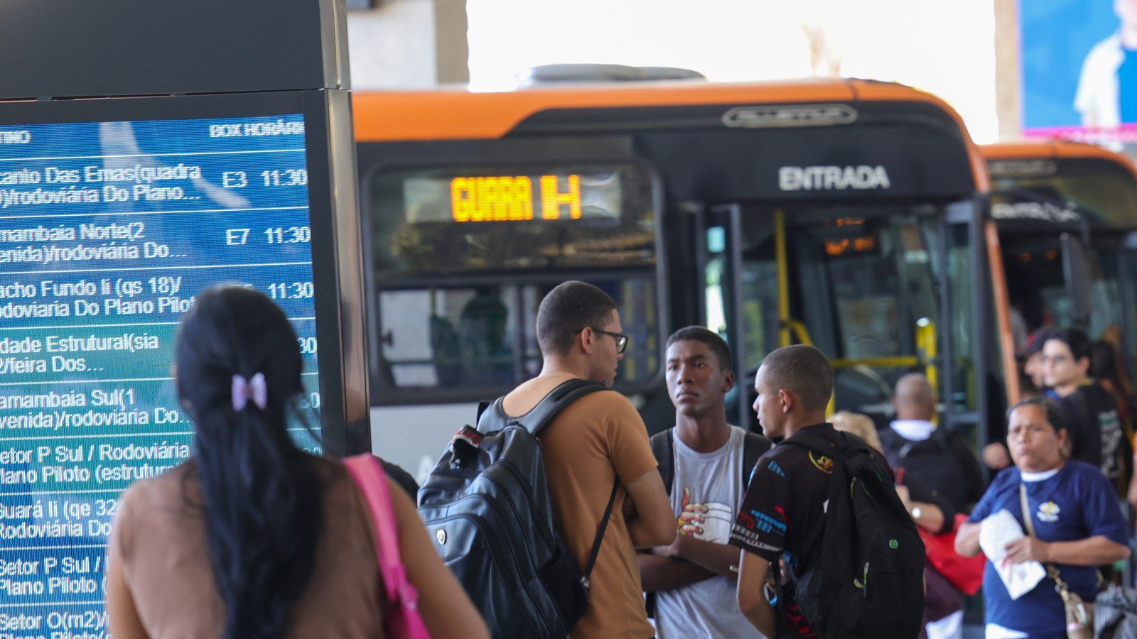 Passageiros aguardam ônibus na Rodoviária do Plano Piloto, em Brasília