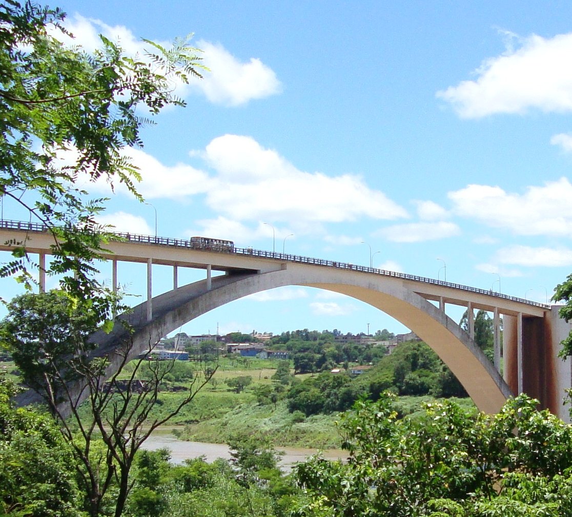 Ponte da Amizade, que liga Foz do Iguacu a Ciudad del Este, vista de baixo com o rio Parana ao fundo