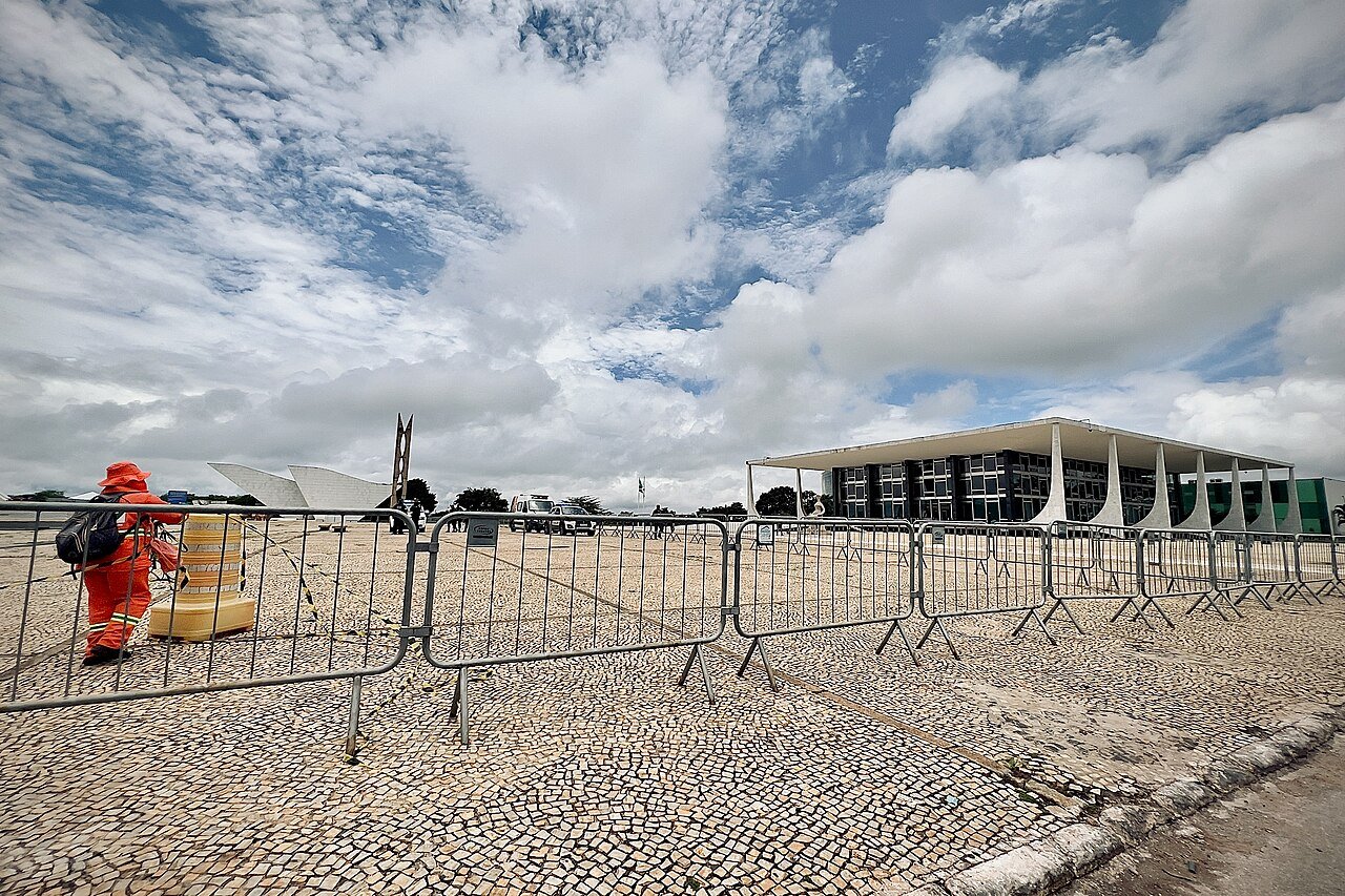 Gradis de segurança na Praça dos Três Poderes, em Brasília, com a fachada do STF ao fundo (foto de arquivo)