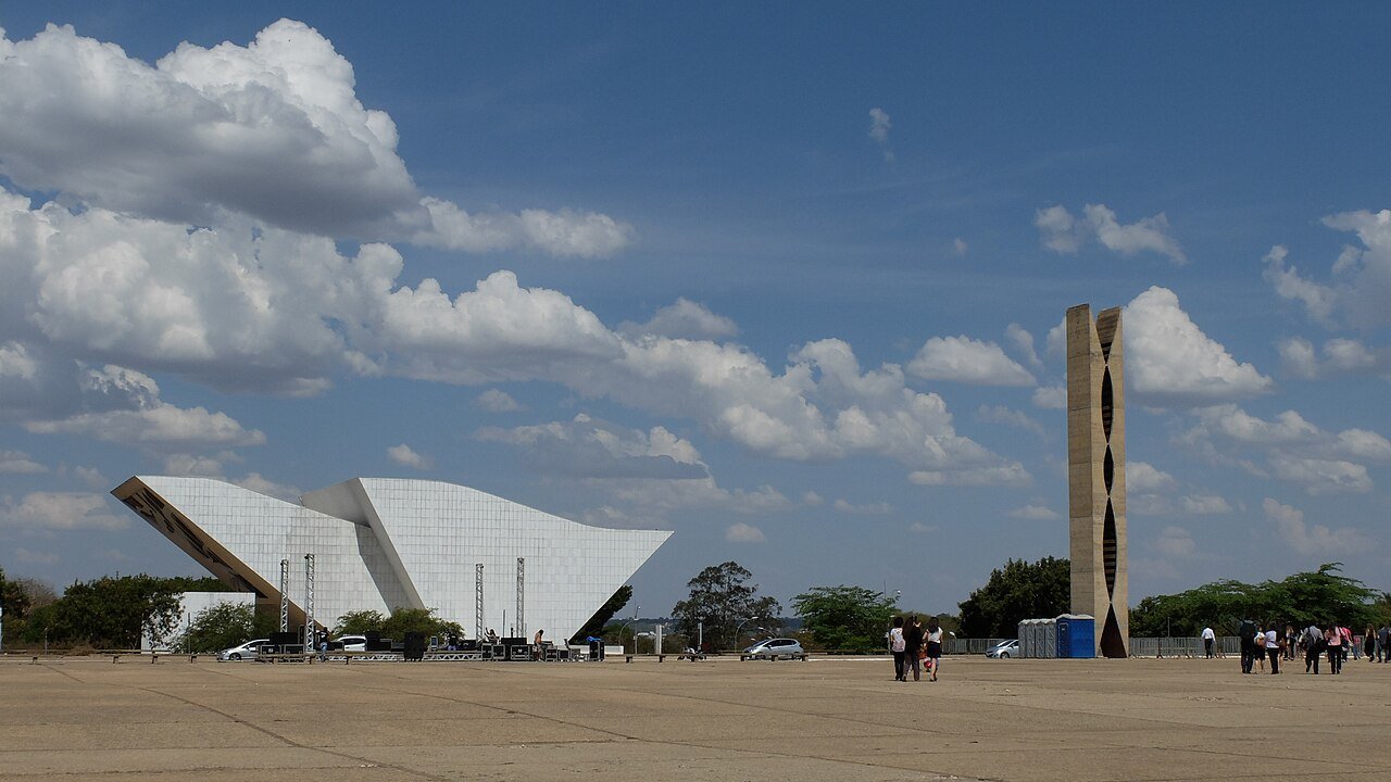 Praça dos Três Poderes, em Brasília, com o Panteão da Pátria e o Marco de Brasília ao fundo