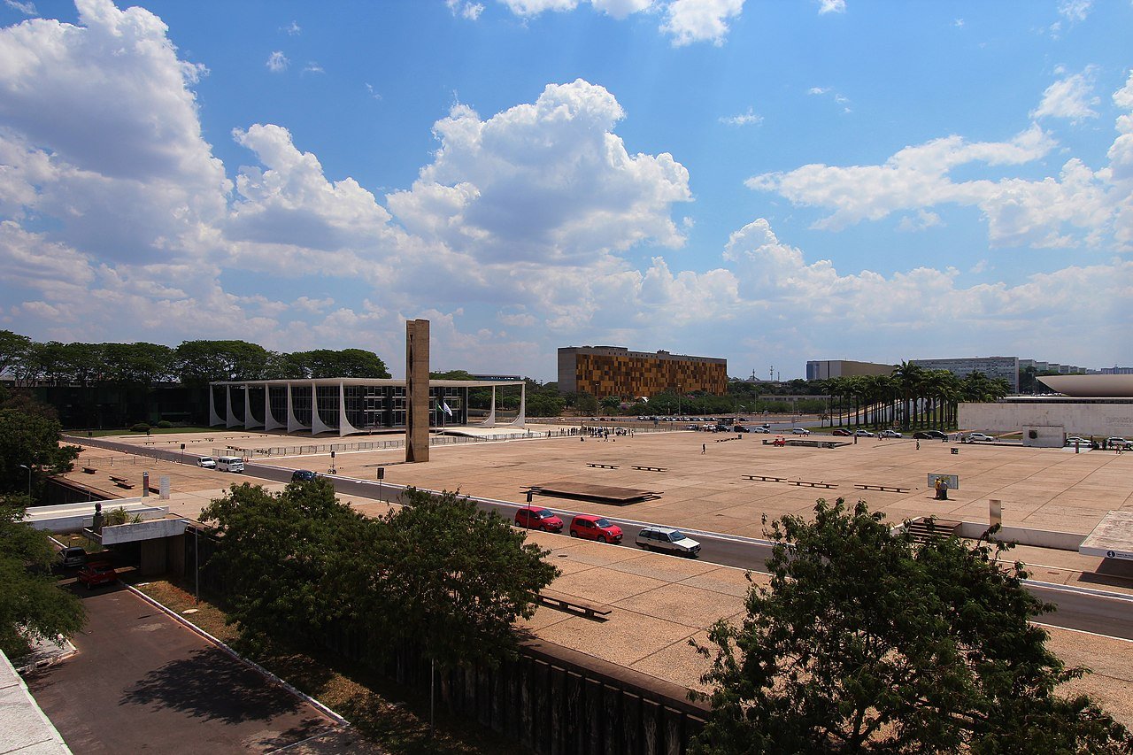 Praça dos Três Poderes, em Brasília, com o edifício do Supremo Tribunal Federal à esquerda
