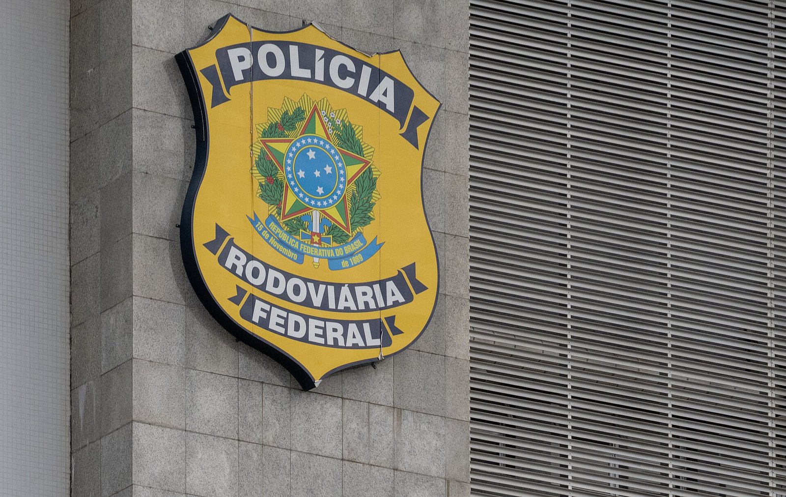 Brasão da Polícia Rodoviária Federal fixado na fachada de um prédio