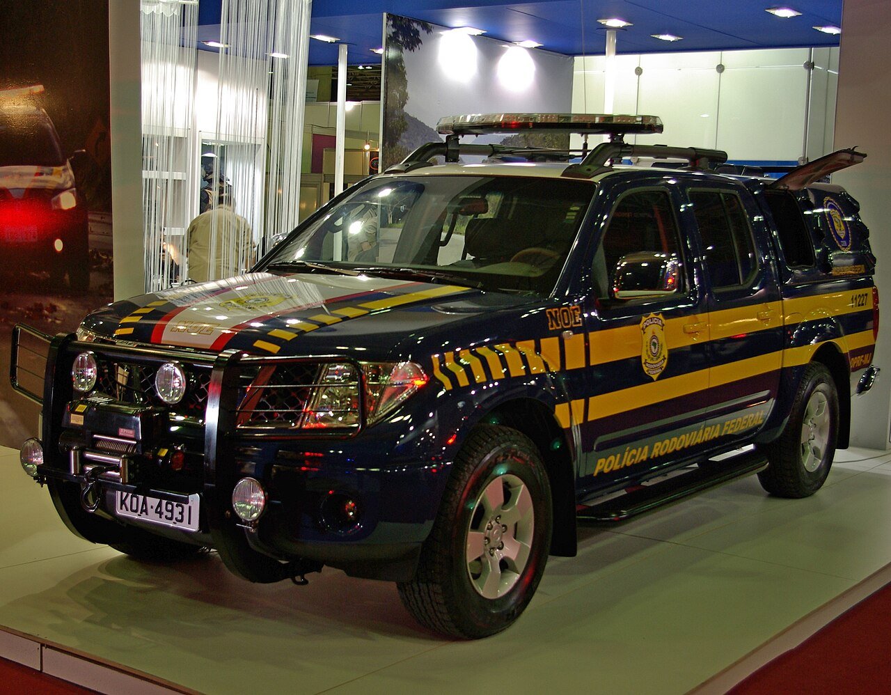 Viatura da PRF do Núcleo de Operações Especiais, azul com faixas amarelas, exposta em feira; foto de arquivo