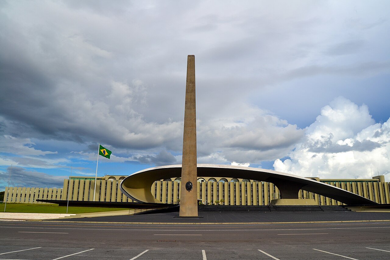 Fachada do Quartel-General do Exército, em Brasília, com bandeira do Brasil hasteada