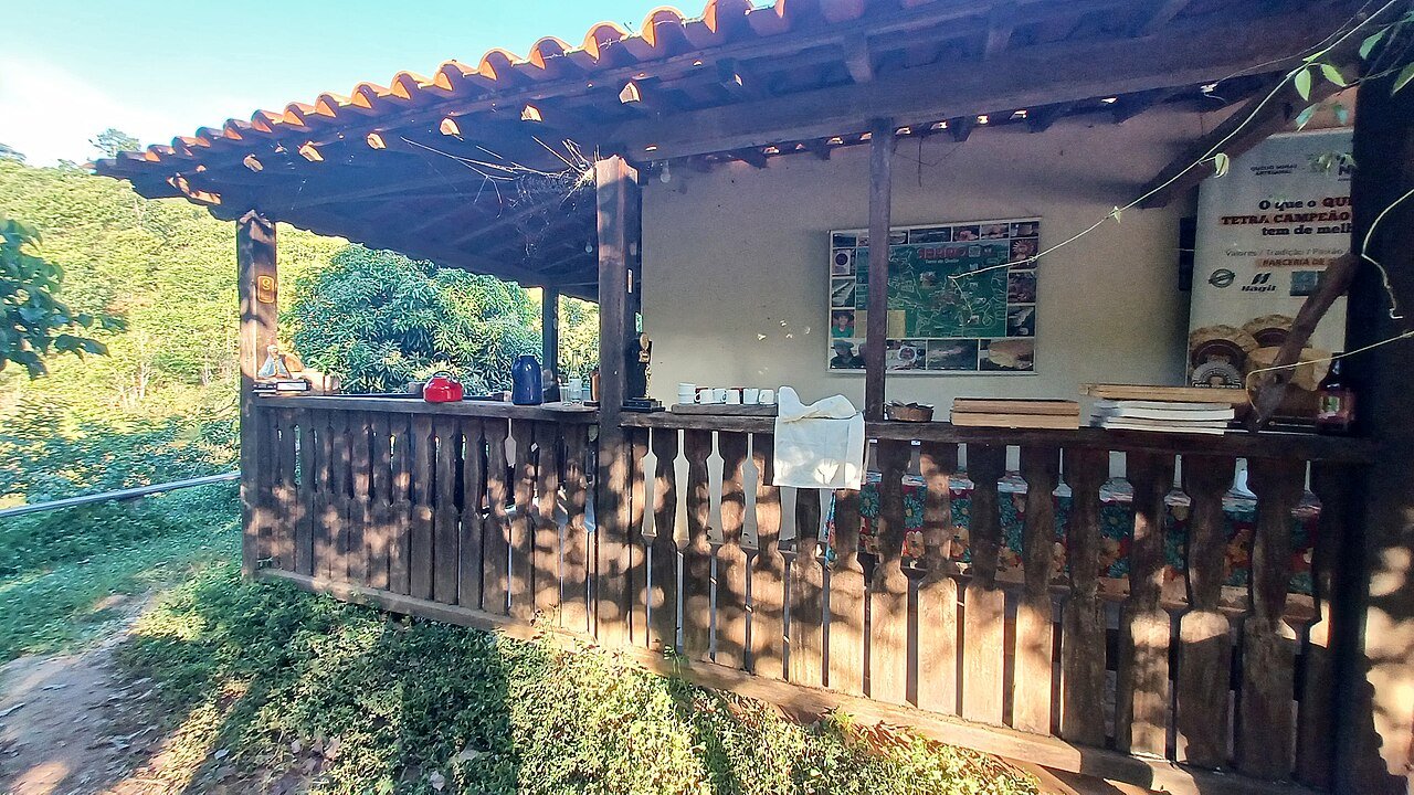 Queijaria artesanal com estrutura de madeira em área rural de Minas Gerais