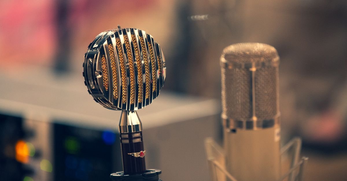 Microfone vintage em primeiro plano dentro de estúdio de rádio