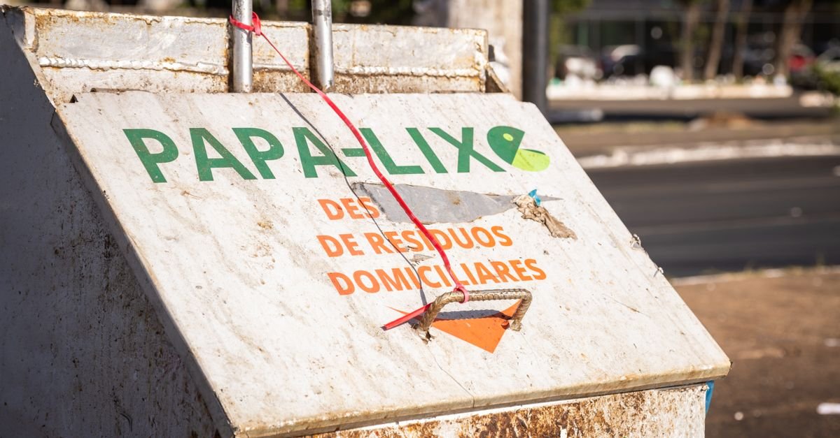 Contêiner de coleta de resíduos domiciliares desgastado em via urbana