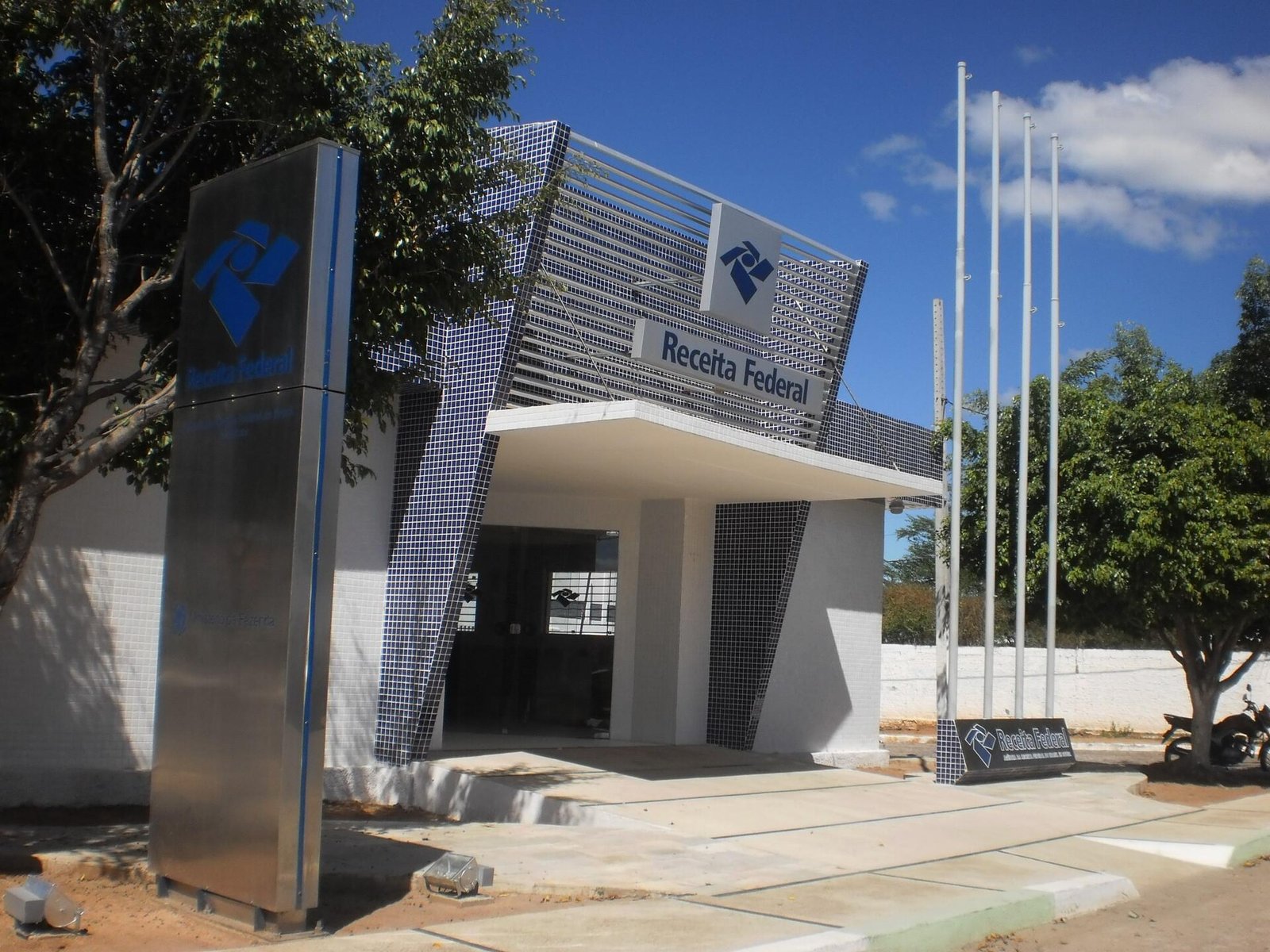Fachada de agência de atendimento da Receita Federal, com placa e logotipo do órgão