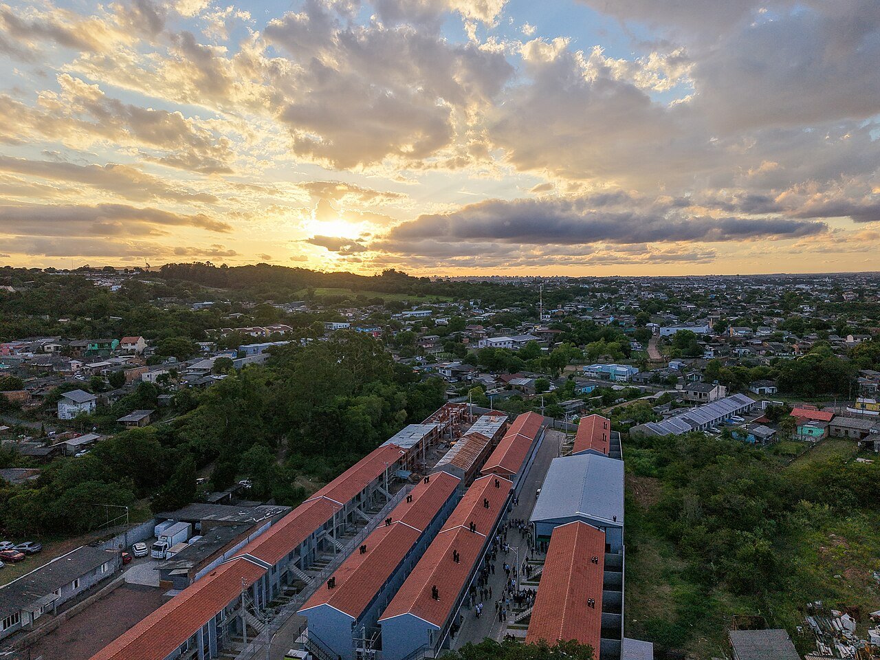 Vista aérea de conjunto habitacional recém-construído em Alvorada, no Rio Grande do Sul, ao entardecer