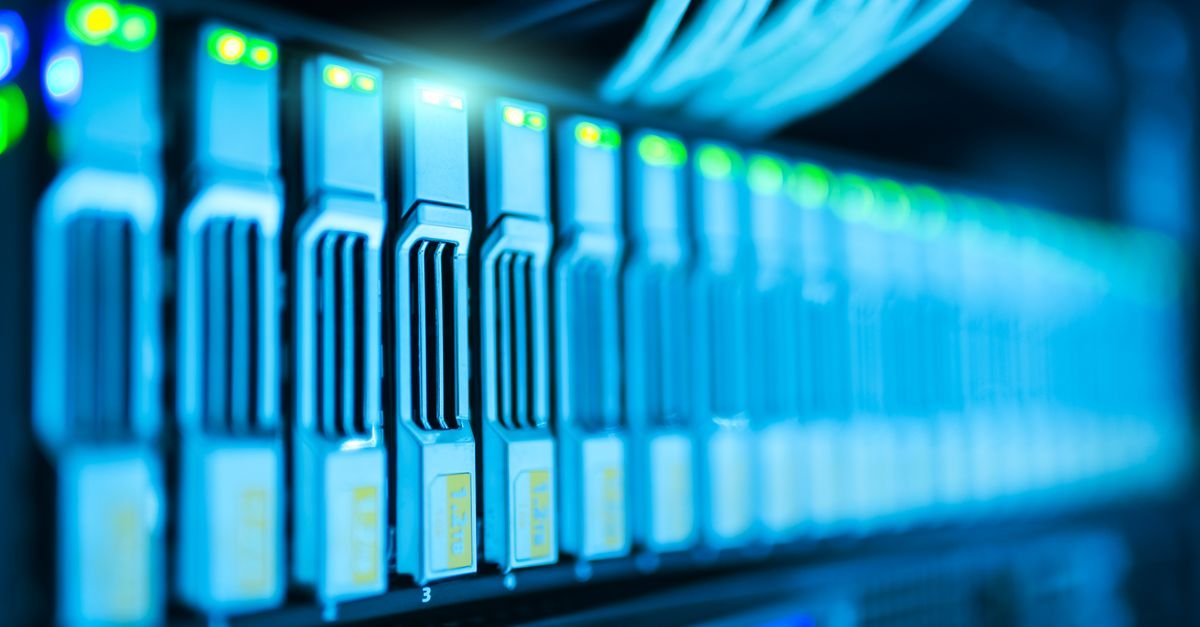 Rack de servidores iluminado no interior de um data center