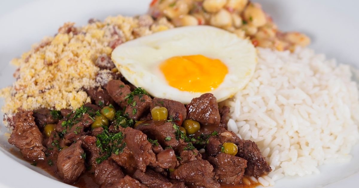 Prato com arroz, carne, farofa e ovo frito
