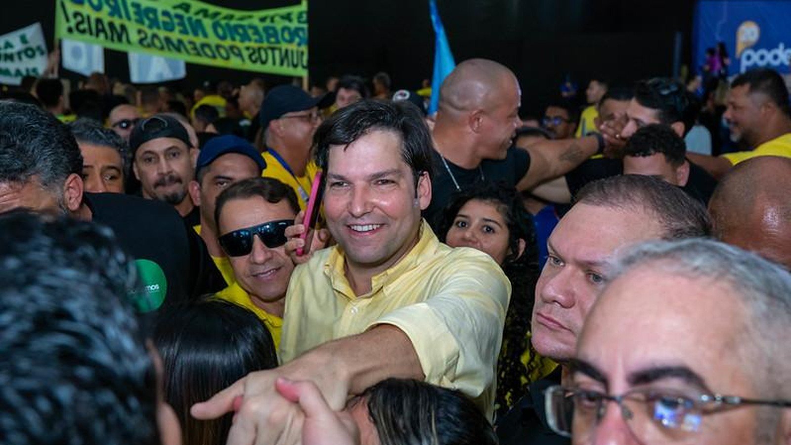 Robério Negreiros cercado por apoiadores em agenda de campanha no Distrito Federal