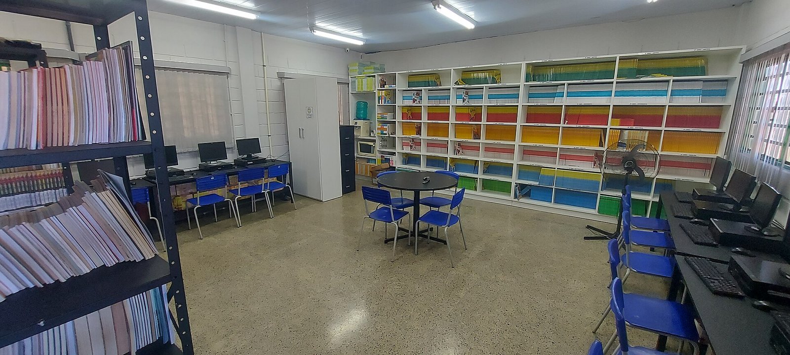 Sala de leitura vazia de escola pública da rede do Distrito Federal