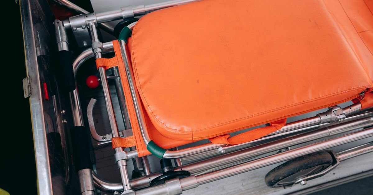 Maca de resgate laranja recolhida no interior de uma ambulância