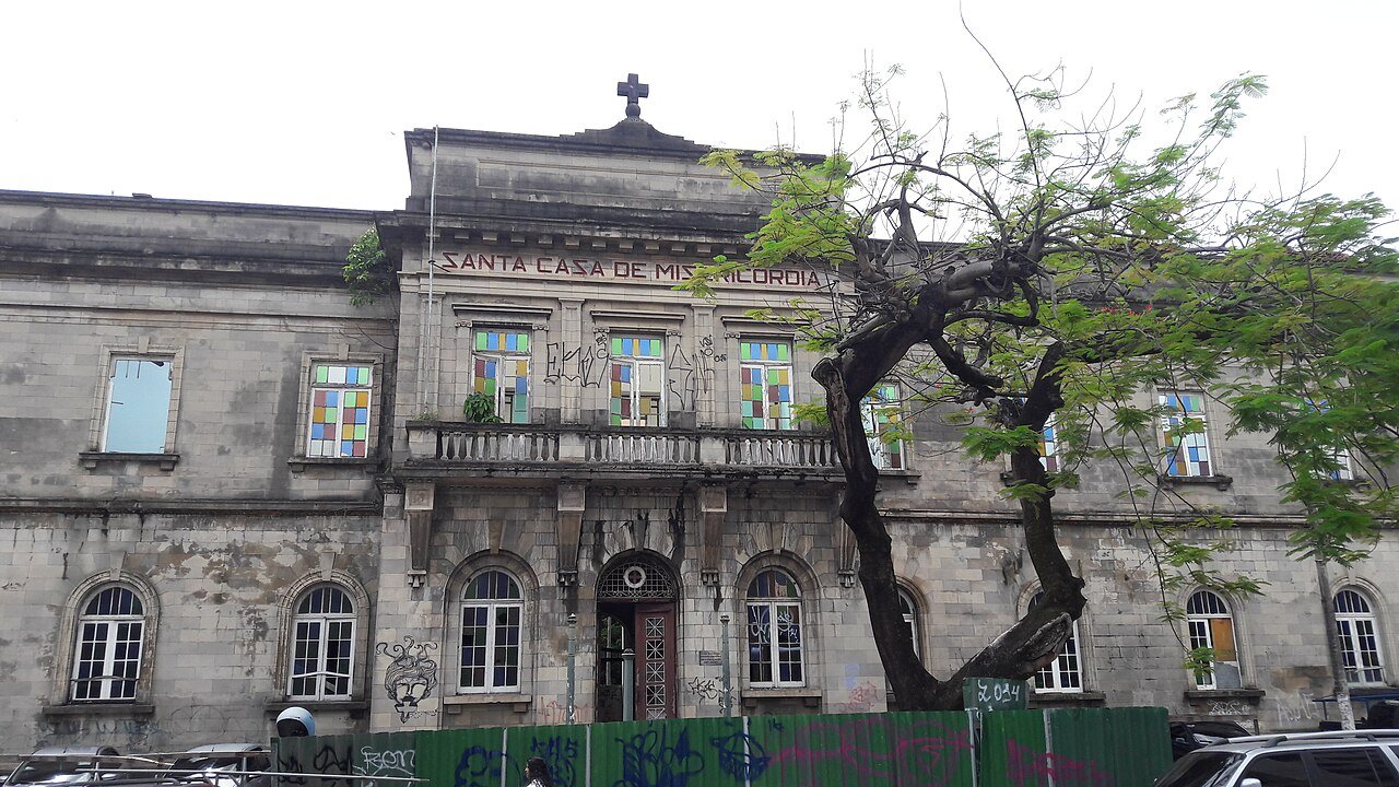 Fachada histórica de prédio da Santa Casa de Misericórdia, com nome da instituição gravado na alvenaria