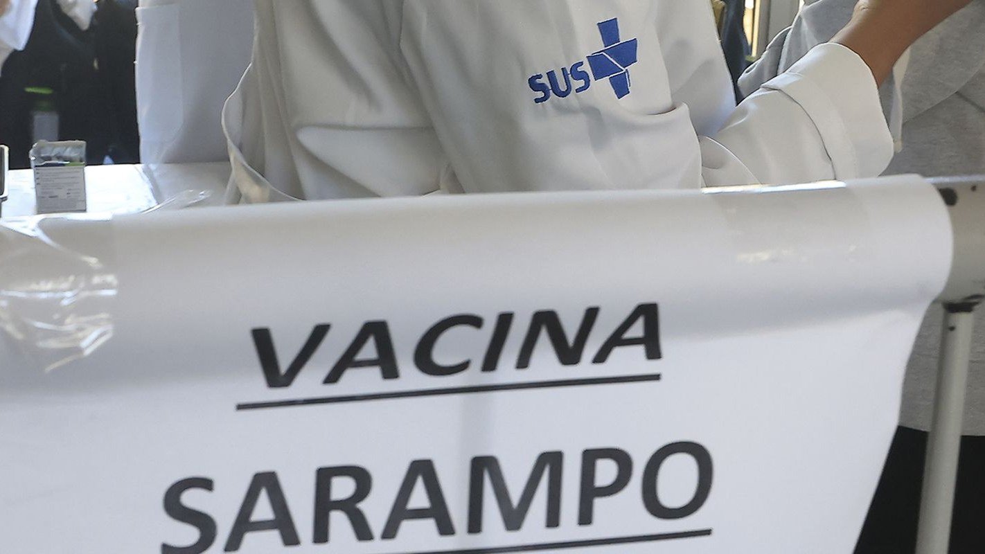 Cartaz de vacinação contra o sarampo em posto de saúde do SUS