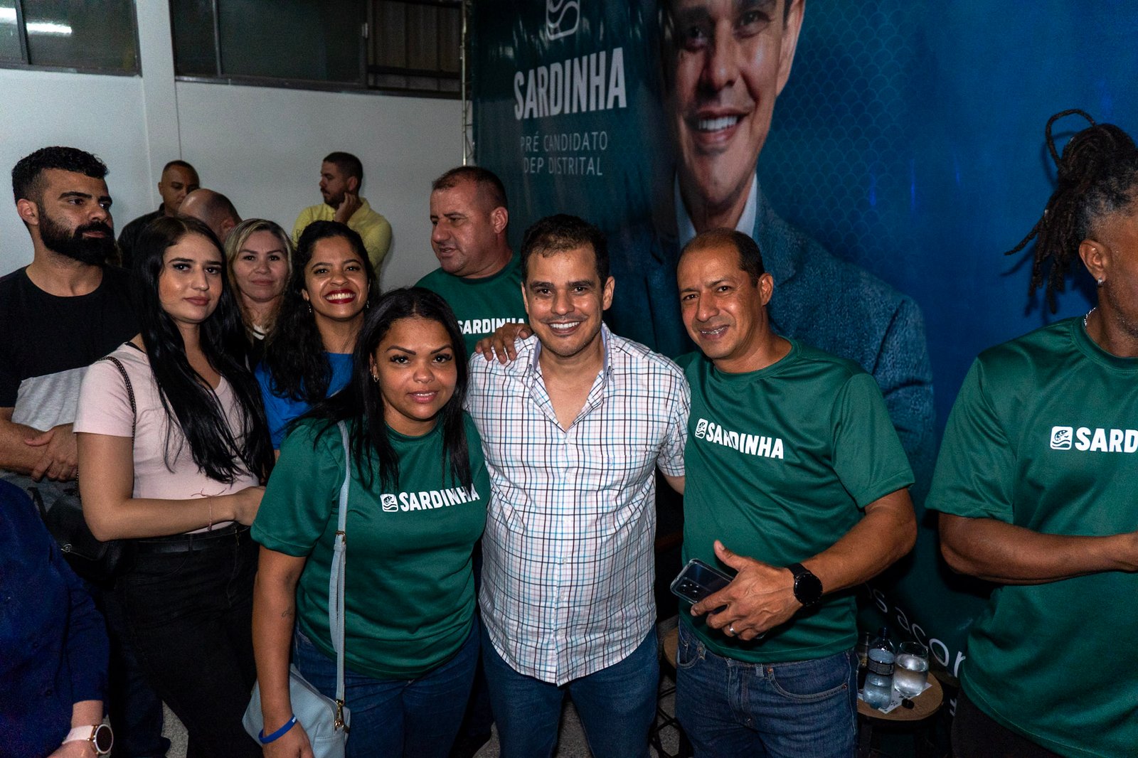 Militância de camiseta ao lado do pré-candidato Sardinha