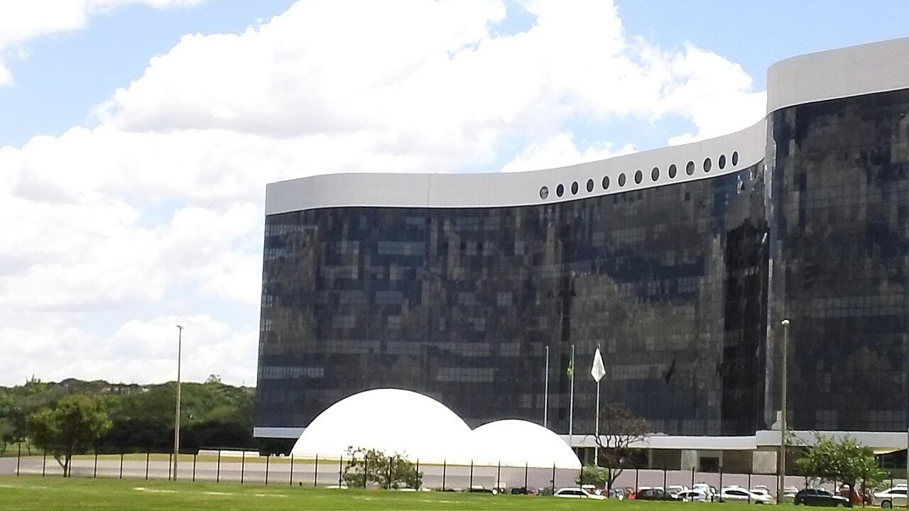 Fachada da sede do Tribunal Superior Eleitoral, em Brasília, em dia de céu claro