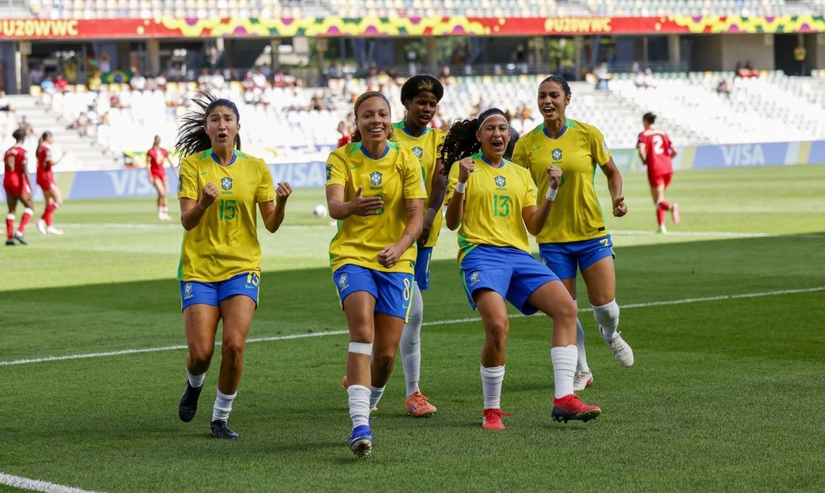 Jogadoras da seleção brasileira feminina sub-20 comemoram gol na vitória por 3 a 0 sobre o Canadá pela Copa do Mundo da categoria