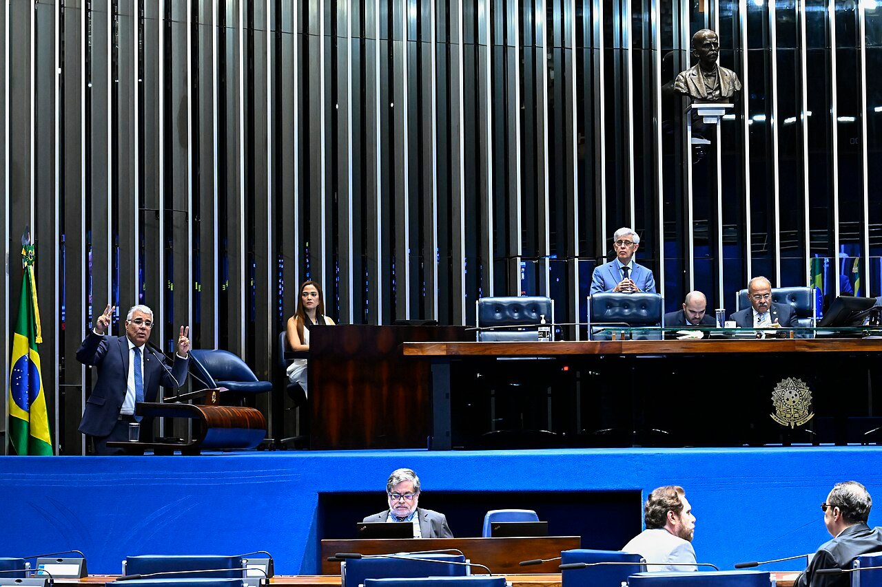 Plenário do Senado Federal durante sessão, com a Mesa ao fundo
