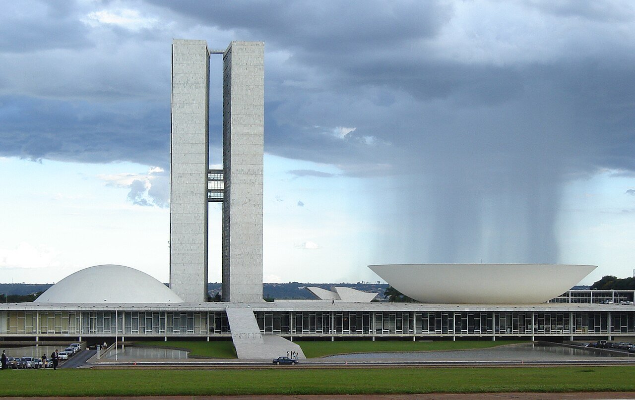 Fachada do Palácio do Congresso Nacional, em Brasília, com as cúpulas do Senado e da Câmara