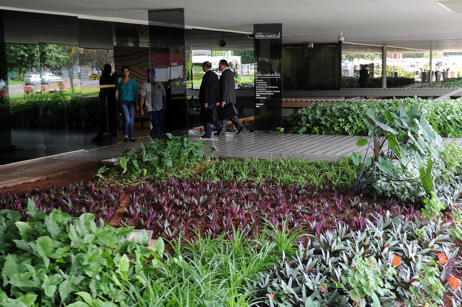 Entrada do Anexo 2 do Senado Federal, em Brasília, com placa de sinalização do órgão