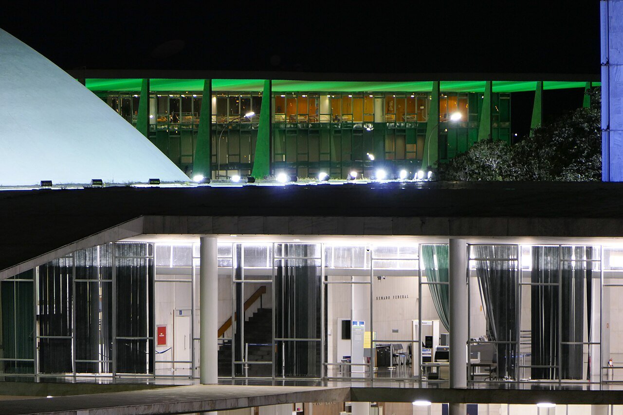 Fachada iluminada do prédio do Senado Federal, no Congresso Nacional, em Brasília