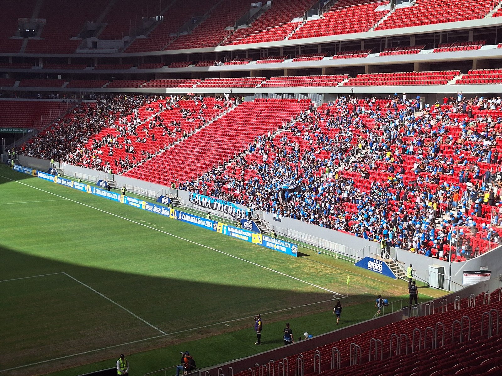 Torcidas rivais separadas nas arquibancadas do estádio Mané Garrincha, em Brasília